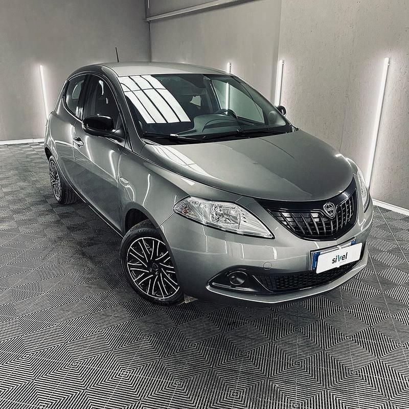 Usata Lancia Ypsilon Silver 69 CV (50 kW) 2023 Grigio Utilitaria