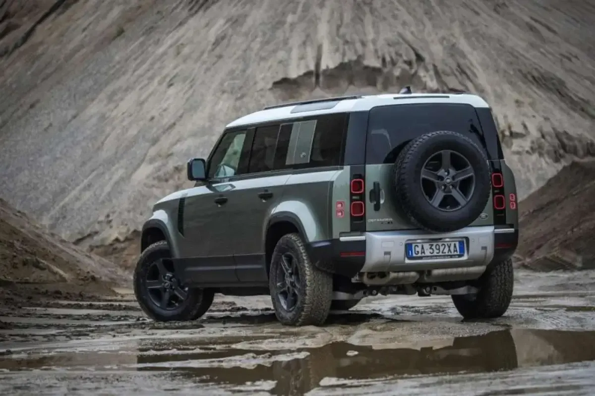 Nuova Land Rover Defender SE Dynamic 200 CV (147 kW) 2025 Argento SUV