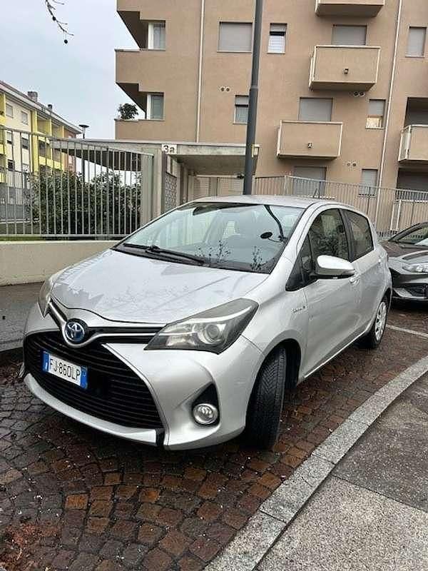 Usata Toyota Yaris Hybrid Active 73 CV (53 kW) 2017 Argento Berlina