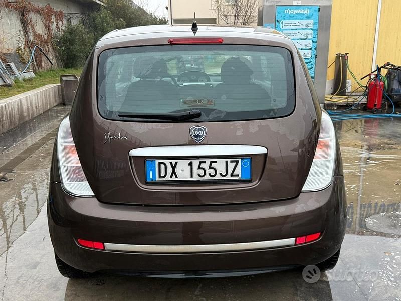 Usata Lancia Ypsilon 90 CV (66 kW) 2010 Marrone Utilitaria