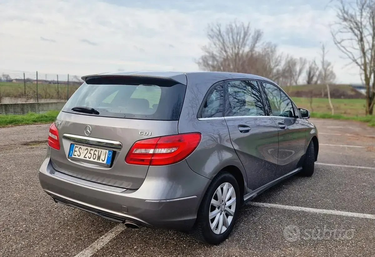 Usata Mercedes B200 136 CV (100 kW) 2013 Grigio Utilitaria