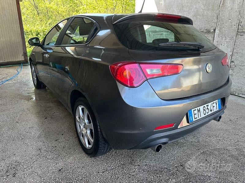 Grigio Usata 2012 Alfa Romeo Giulietta Tre volumi | 3500 € (Ottimo prezzo) - Immagine 1/4