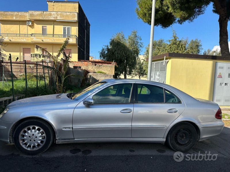 Usata Mercedes E220 122 CV (89 kW) 2003 Grigio Berlina