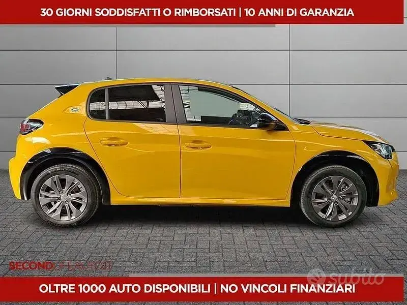Usata Peugeot e-208 Active 56 kW (77 CV) 2022 Giallo Utilitaria