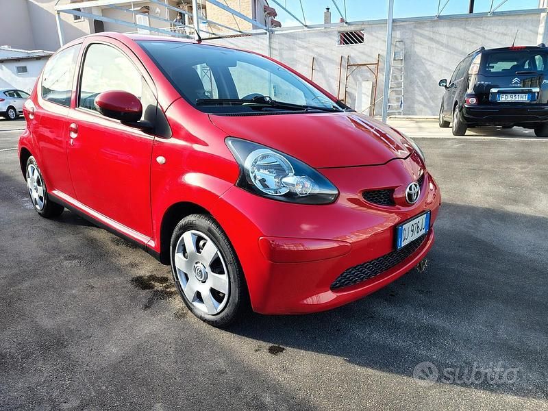 Usata Toyota Aygo Sol 68 CV (50 kW) 2007 Rosso Utilitaria