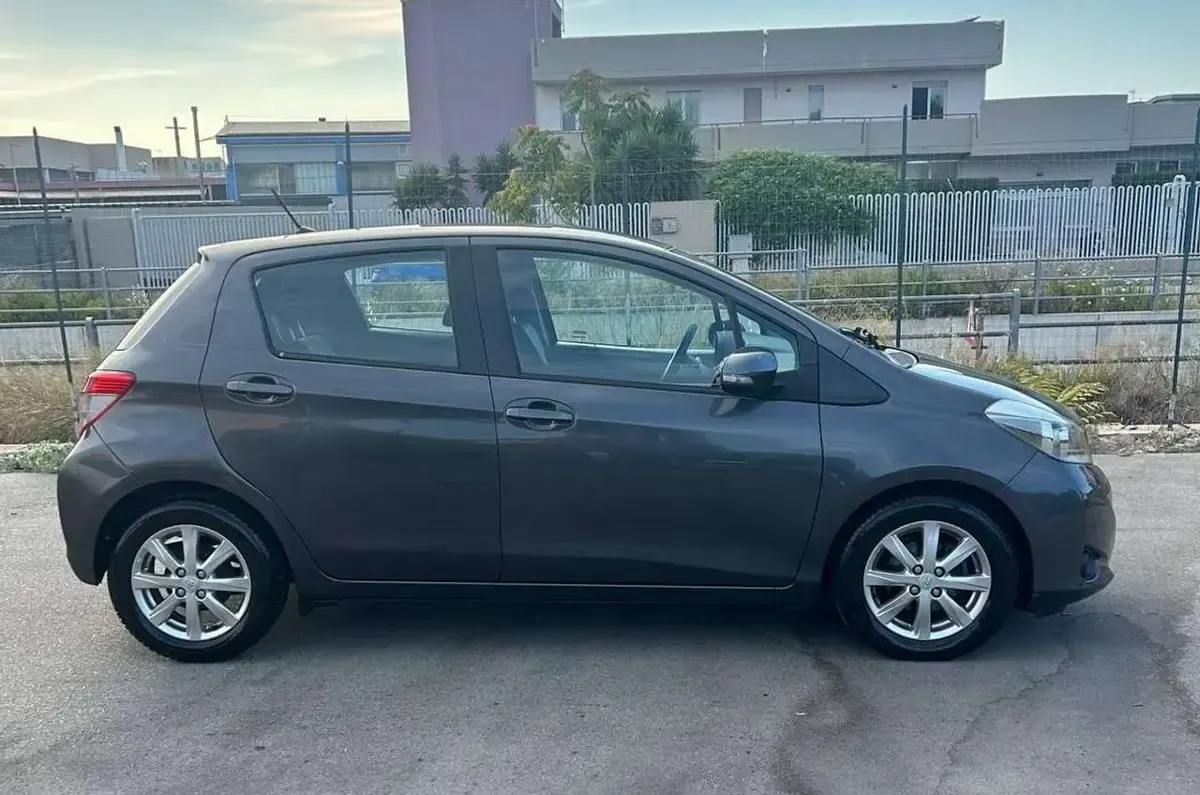 Usata Toyota Yaris Lounge 90 CV (66 kW) 2012 Grigio Utilitaria
