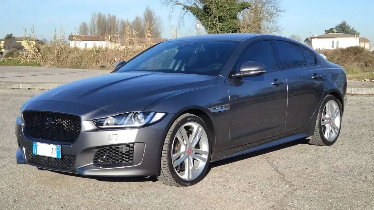 Usata Jaguar XE 300 CV (220 kW) 2018 Grigio Berlina