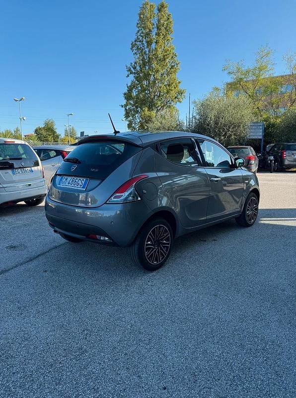 Usata Lancia Ypsilon Gold 70 CV (51 kW) 2023 Grigio Utilitaria