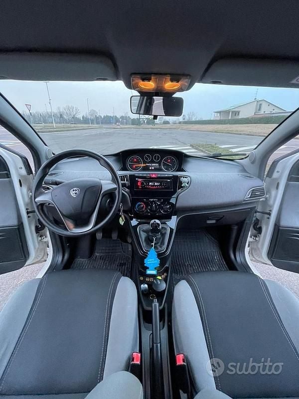 Usata Lancia Ypsilon 69 CV (50 kW) 2016 Bianco Utilitaria