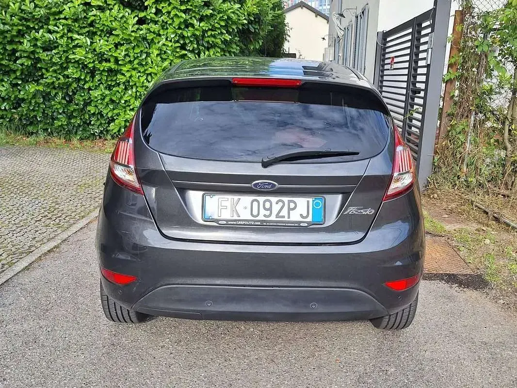 Usado Ford Fiesta 75 HP (55 kW) 2017 Cinzento Citadino