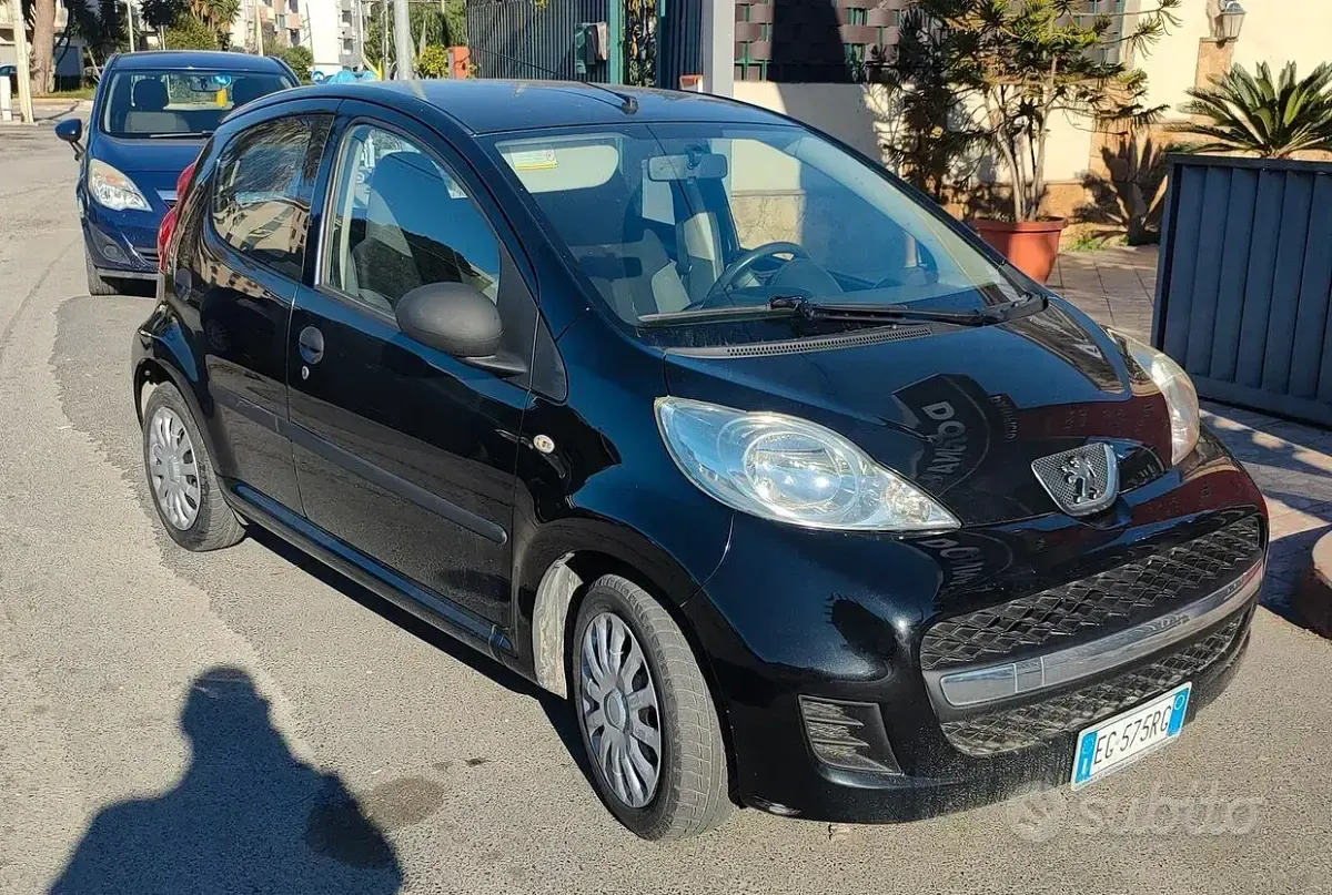 Usata Peugeot 107 Access 68 CV (50 kW) 2011 Nero Utilitaria