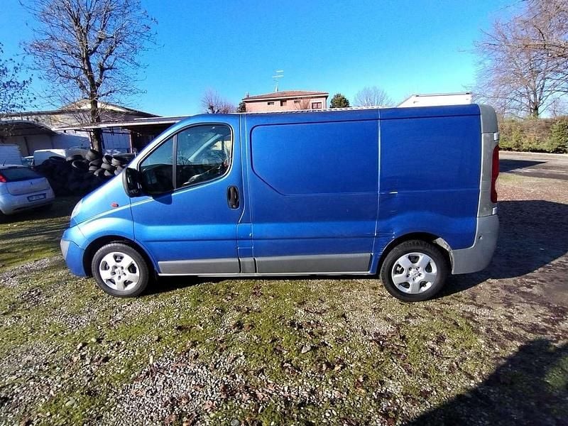 Usata Opel Vivaro 114 CV (83 kW) 2009 Blu/azzurro Monovolume