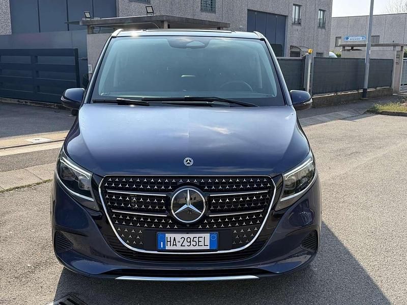 Usata Mercedes V220 Avantgarde 163 CV (119 kW) 2025 Sodalithblau metallizzato Monovolume