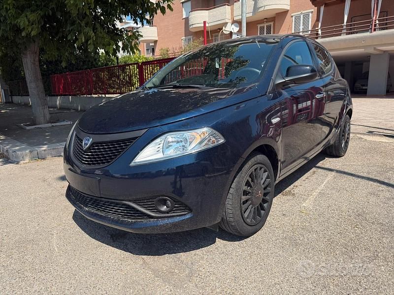 Usata Lancia Ypsilon Platinum 69 CV (50 kW) 2018 Blu Utilitaria