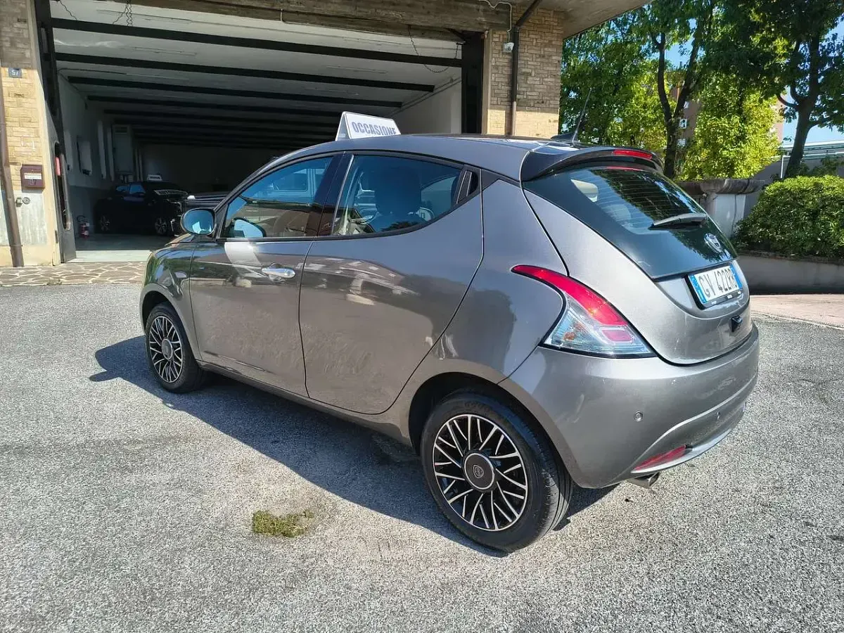 Usata Lancia Ypsilon 69 CV (50 kW) 2024 Grigio Utilitaria