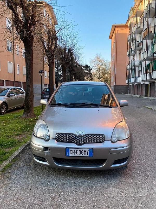 Usata Toyota Yaris 2003 Grigio Berlina
