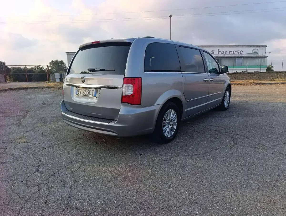 Usata Lancia Voyager Platinum 177 CV (130 kW) 2014 Grigio Monovolume