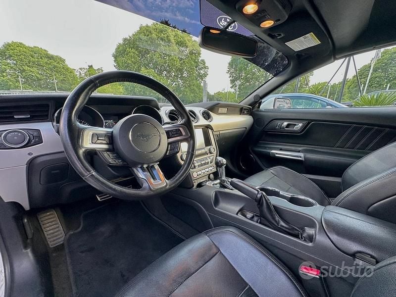 Usata Ford Mustang Convertible 317 CV (233 kW) 2016 Bianco Cabrio