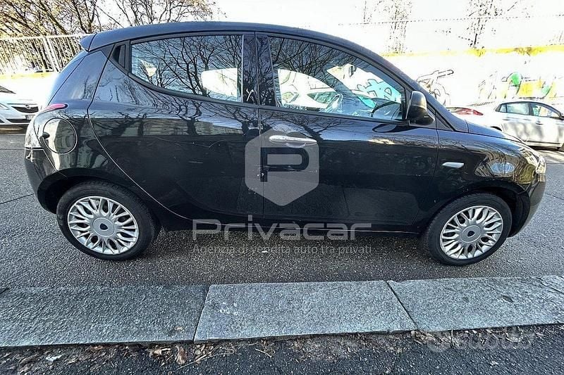 Usado Lancia Ypsilon S 95 HP (69 kW) 2017 Preto Citadino