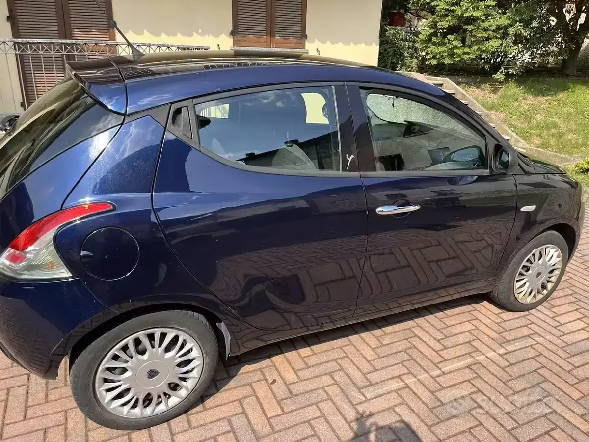 Usata Lancia Ypsilon 69 CV (50 kW) 2016 Bluazzurro Utilitaria