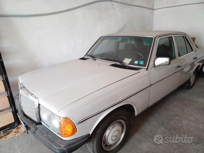 Usata Mercedes 200 109 CV (80 kW) 1981 Berlina