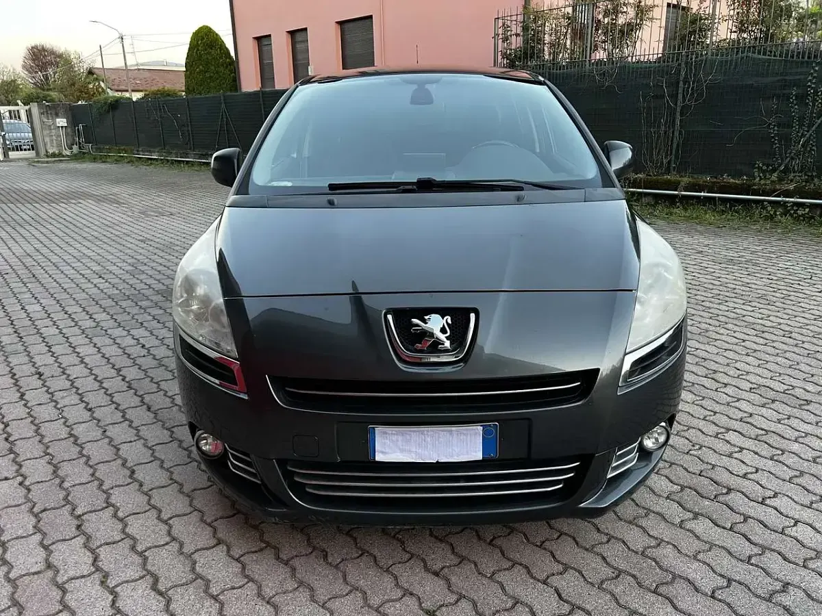 Usata Peugeot 5008 114 CV (83 kW) 2013 Grigio Monovolume