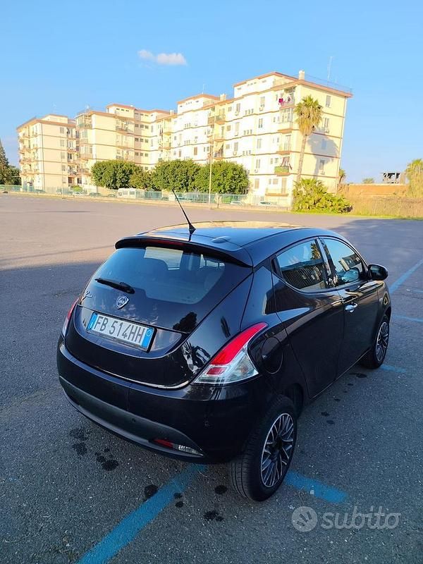 Usata Lancia Ypsilon 85 CV (62 kW) 2015 Nero Utilitaria
