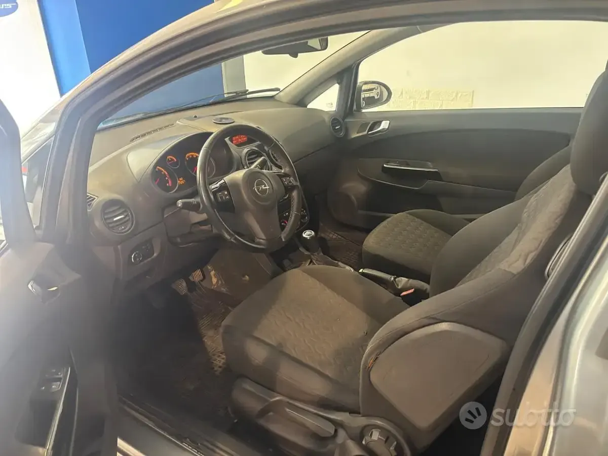 Usata Opel Corsa Edition 86 CV (63 kW) 2013 Grigio Utilitaria