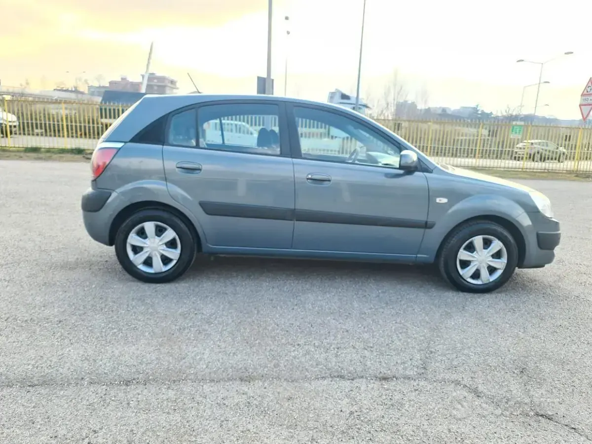 Usado Kia Rio EX 97 HP (71 kW) 2007 Cinzento Sedan