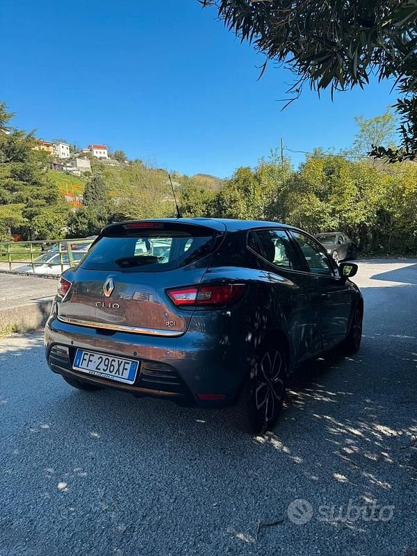 Käytetty Renault Clio IV Zen 75 HP (55 kW) 2017 Harmaa Sedan