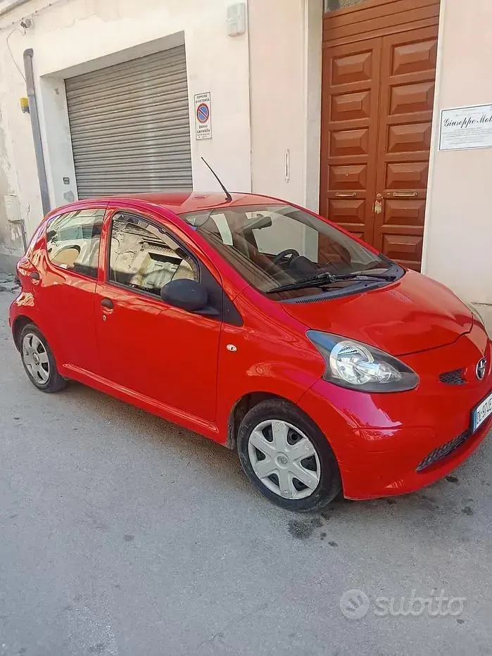 Usata Toyota Aygo 67 CV (49 kW) 2007 Rosso Utilitaria
