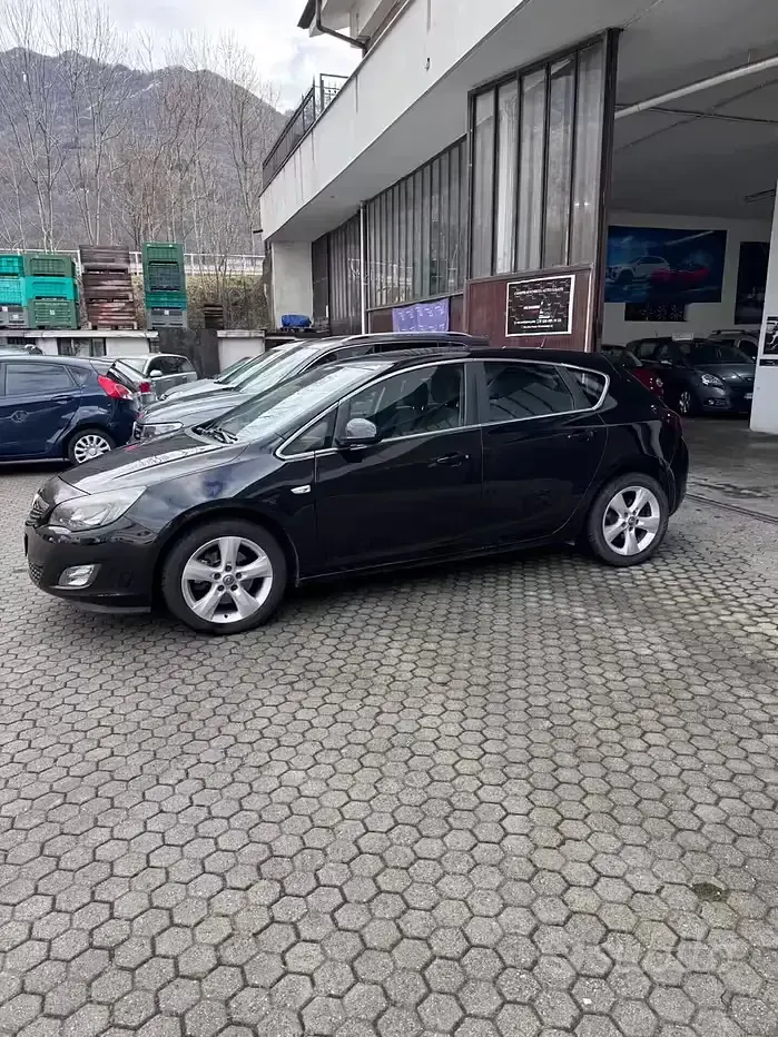 Usata Opel Astra Cosmo 160 CV (117 kW) 2010 Nero Berlina
