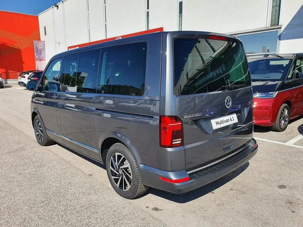Usata VW Multivan 204 CV (150 kW) 2022 Grigio pastello Monovolume