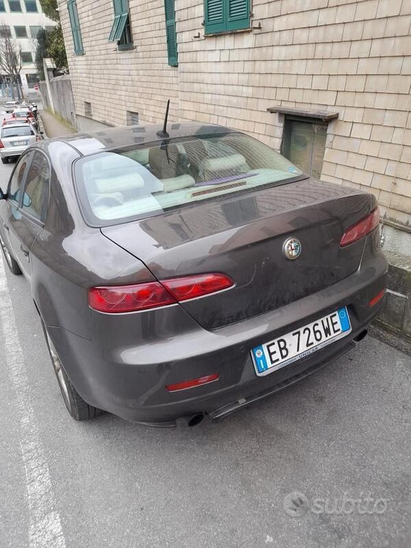 Grigio Usata 2010 Alfa Romeo 159 Tre volumi | 2300 € - Immagine 1/4
