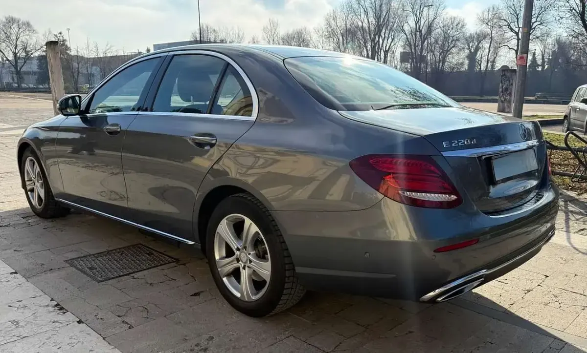 Usata Mercedes E220 Avantgarde 194 CV (142 kW) 2017 Grigio Berlina
