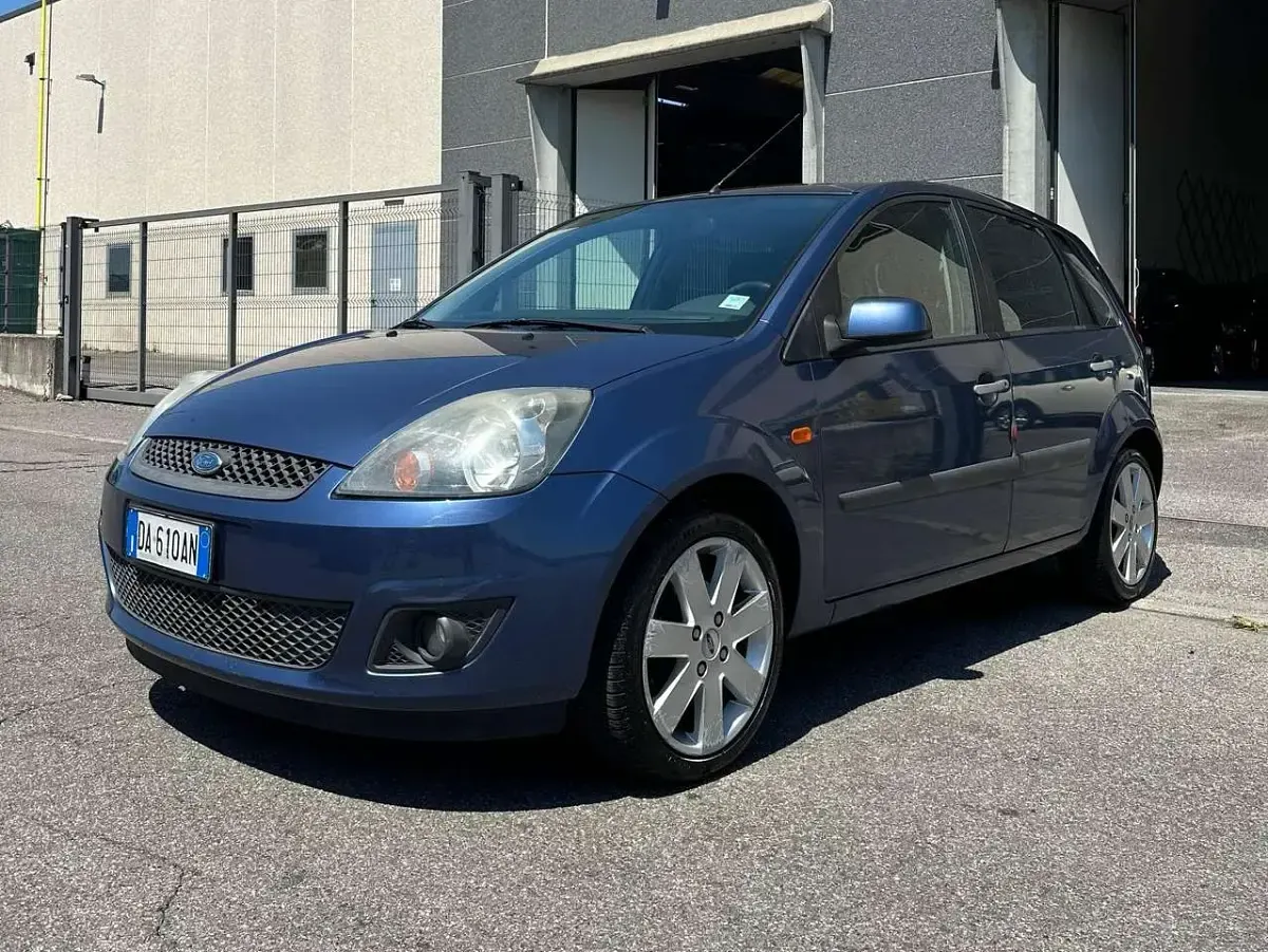 Usata Ford Fiesta Titanium 68 CV (50 kW) 2006 Blu Utilitaria