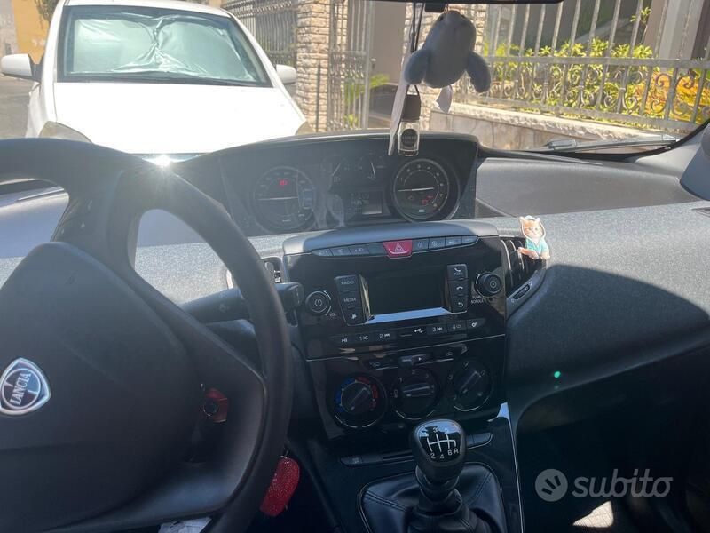 Usata Lancia Ypsilon 69 CV (50 kW) 2023 Rosso Utilitaria