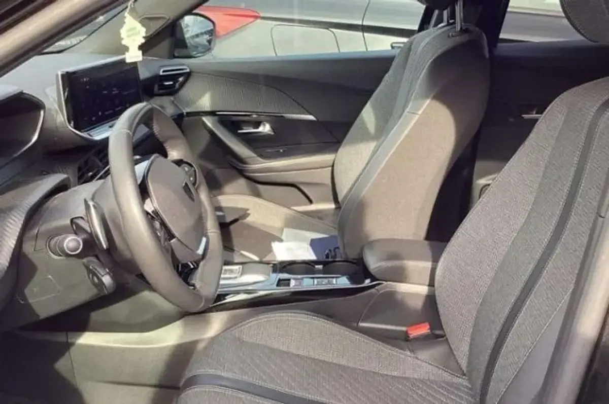 Usata Peugeot 2008 Allure 131 CV (96 kW) 2023 Nero SUV