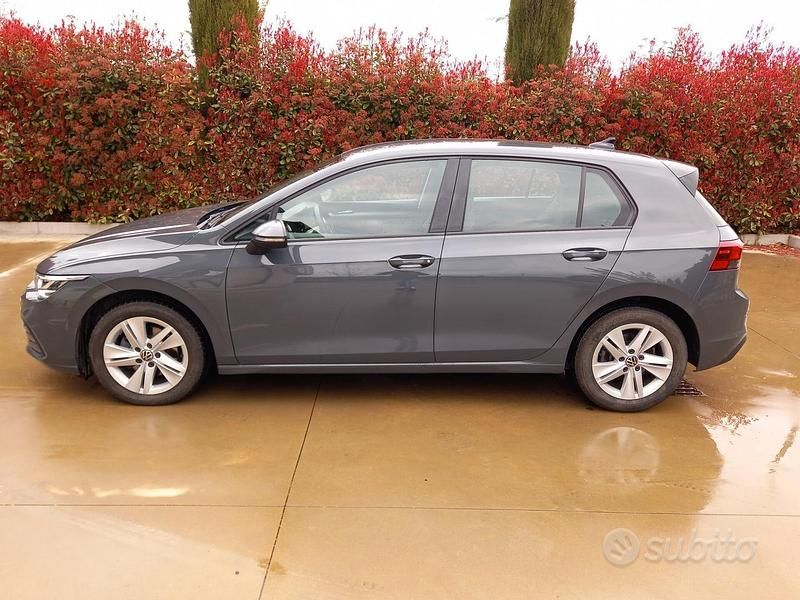 Gebraucht VW Golf VIII 150 PS (110 kW) 2022 Grau Limousine