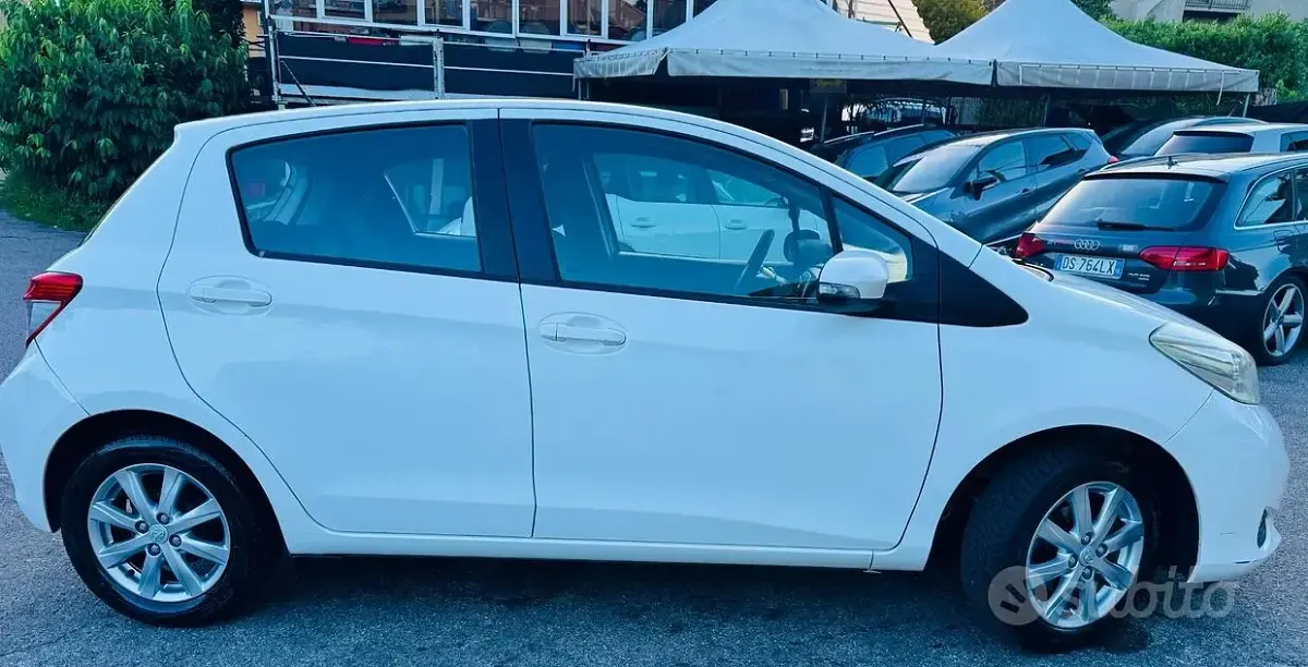Usata Toyota Yaris Lounge 69 CV (50 kW) 2013 Bianco Utilitaria