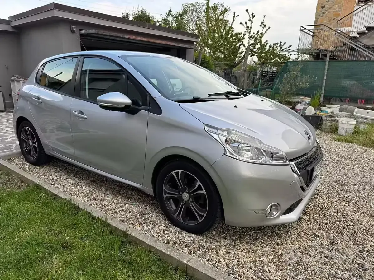 Usata Peugeot 208 95 CV (69 kW) 2015 Grigio Utilitaria