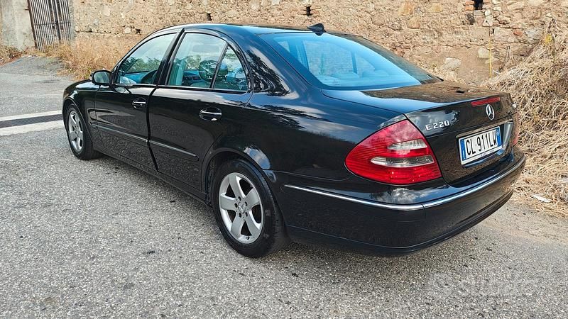 Usata Mercedes E220 150 CV (110 kW) 2003 Nero Berlina