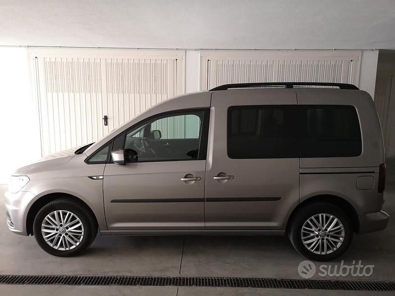 Usata VW Caddy Advance 102 CV (75 kW) 2019 Grigio Monovolume