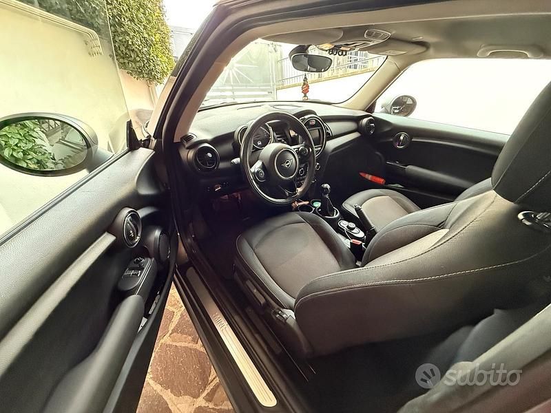 Usata Mini ONE 102 CV (75 kW) 2019 Grigio Utilitaria