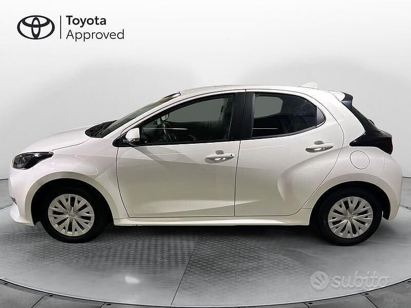Usata Toyota Yaris Hybrid Active 116 CV (85 kW) 2022 Bianco Berlina