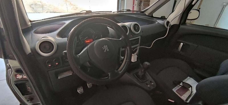 Usata Peugeot 1007 68 CV (50 kW) 2005 Blu/azzurro Monovolume