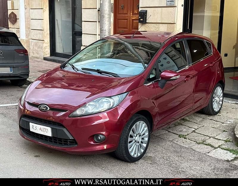 Usata Ford Fiesta Titanium 96 CV (70 kW) 2010 Viola Utilitaria