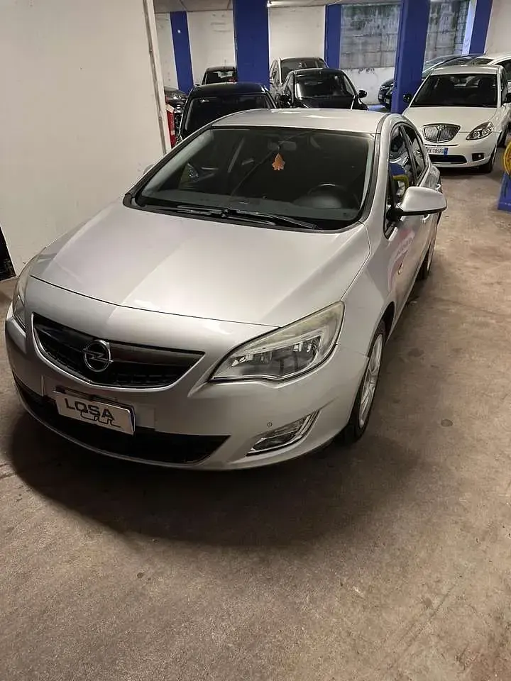 Usata Opel Astra 140 CV (102 kW) 2012 Argento Berlina