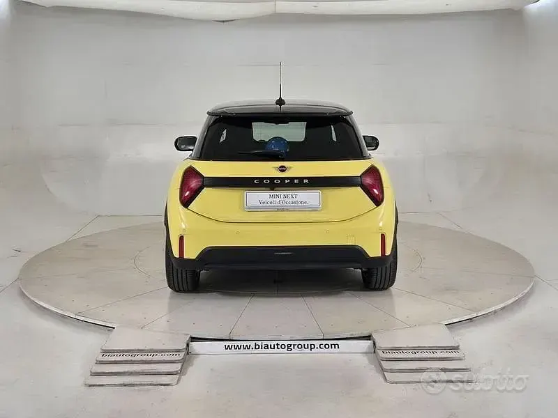 Nuova Mini Cooper Favoured 114 kW (156 CV) 2026 Giallo Utilitaria