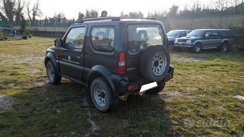 Usata Suzuki Jimny 86 CV (63 kW) 2007 Verde SUV